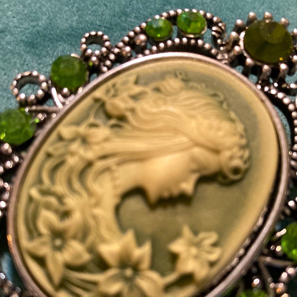 Vintage-Style Green Cameo Brooch - Women's Jewelry